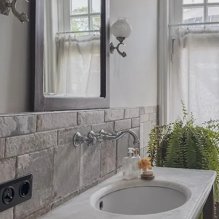 Romantische Nabij Centrum Bed and Breakfast Αϊντχόφεν